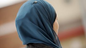 France : Une coprésidente d’Emmaüs voilée interdite d’une réunion en préfecture