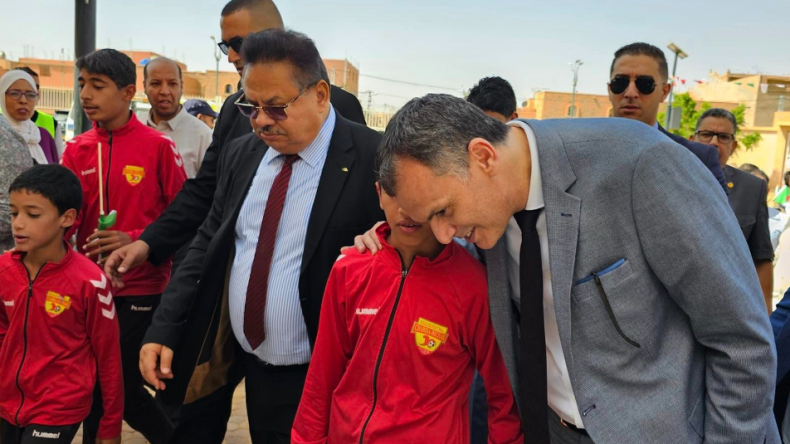 بالصور.. حماد يتفقد مرافق رياضية وشبابية بولاية بشار