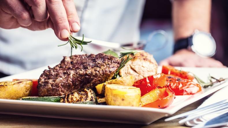 5 مخاطر صحية لتناول الطعام بسرعة 