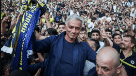 بالفيديو.. استقبال تاريخي لمورينيو في فنربخشة التركي