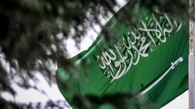 صورة لجنود صهاينة يدوسون على العلم السعودي تقلب الشبكات.. ما القصة؟