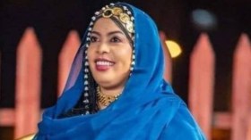 مذيعة سودانية تتسبب في توقيف بث التلفزيون الرسمي واقتحام مقره بالسيوف!