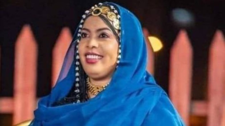 مذيعة سودانية تتسبب في توقيف بث التلفزيون الرسمي واقتحام مقره بالسيوف!