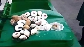 شباب مصاحبون يرمون حلويات ولحوم العيد في المزابل