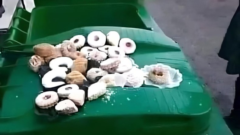 شباب مصاحبون يرمون حلويات ولحوم العيد في المزابل