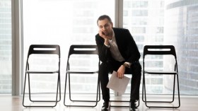 يرفضون الراتب ويتكبرون على الوظيفة.. متخرجون وجها لوجه أمام البطالة