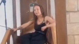 بالفيديو.. سائحة أجنبية تقتحم مسجدا تاريخيا في يافا وترفض النزول عن المنبر!