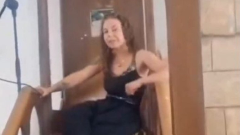 بالفيديو.. سائحة أجنبية تقتحم مسجدا تاريخيا في يافا وترفض النزول عن المنبر!