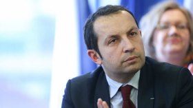 اليمين الفرنسي المتطرف يتعهد بمراجعة اتفاقية 1968