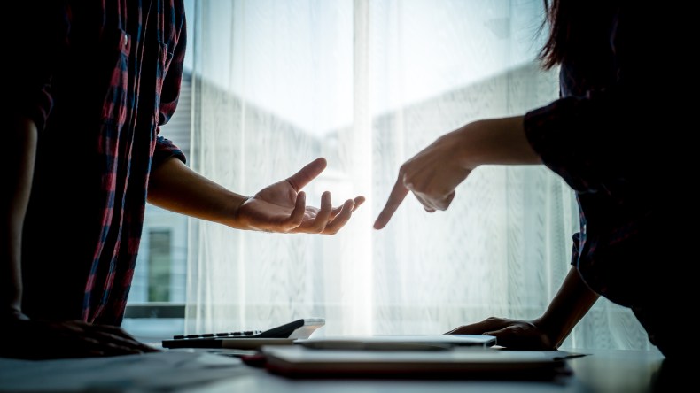 الخيانة المالية بين الزوجين.. خديعة تماثل الخيانة الجسدية