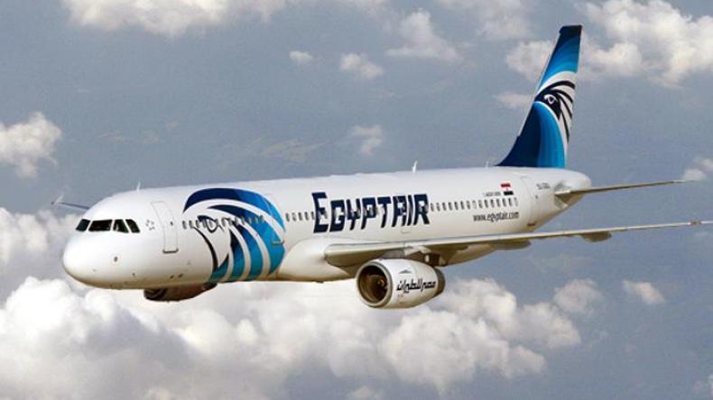 بالفيديو.. وفاة قائد طائرة مصرية خلال رحلة جوية