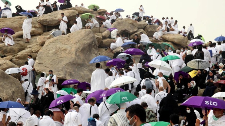 الحجاج يتوافدون على صعيد عرفات لأداء ركن الحج الأعظم