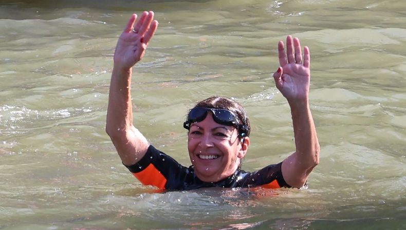La maire de Paris Anne Hidalgo se baigne dans la Seine