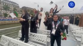 تخليدا لشهدائنا الأبرار الوفد الجزائري يرمي الورود في حفل افتتاح الألعاب الأولمبية بنهر السين