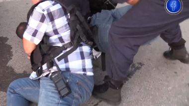 شاهــد مــا تـم حجــزه لـدى شخـص حــــاول الفـــرار مــن رجــــال الأمــــن