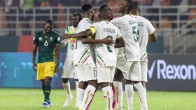 لاعبون دوليون ماليون يقاطعون المنتخب بعد توقيف عميد الفريق