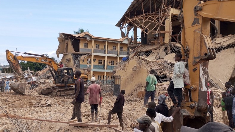 نيجريا.. انهيار مدرسة يودي بحياة 22 تلميذا (فيديو)