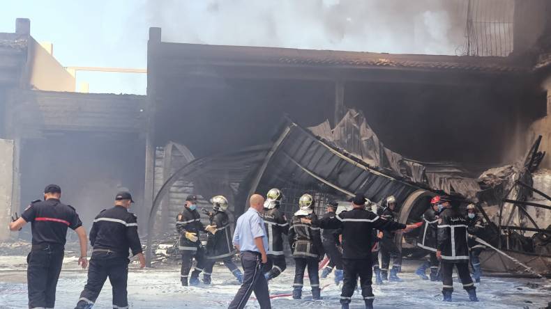 إخماد حريق بمستودع لتخزين المواد الكيميائية في البليدة (صور)