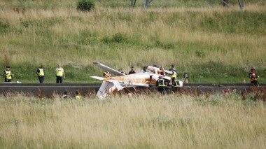 France: un avion s’écrase sur une autoroute et fait trois morts (VIDEO)