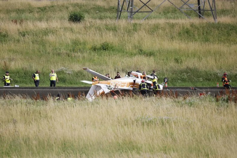France: un avion s’écrase sur une autoroute et fait trois morts (VIDEO)