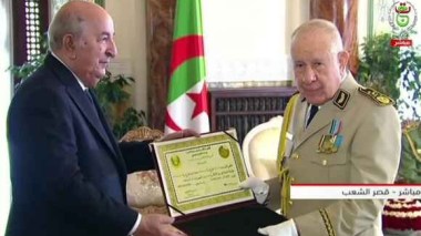 Le président Tebboune décerne la médaille de “Bravoure” à Saïd Chanegriha
