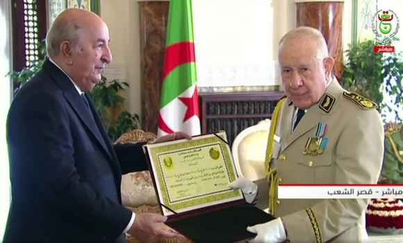 Le président Tebboune décerne la médaille de “Bravoure” à Saïd Chanegriha