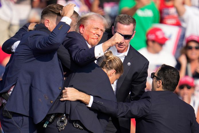 Donald Trump “visé par balle” en plein meeting (VIDEO)