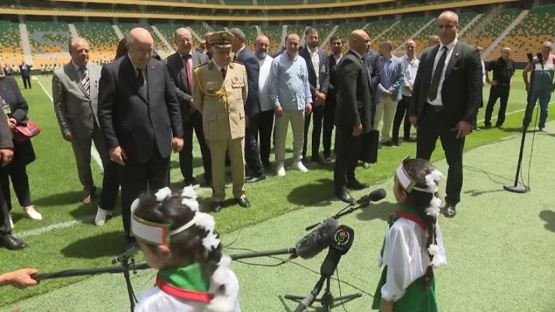 بِالفيديو: إدارة نادي شبيبة القبائل تُكرّم الرّئيس تبون