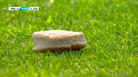 هكذا احتجّ مشجّعون نرويجيون على تقنية الفيديو