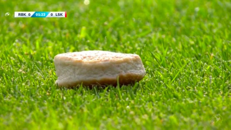 هكذا احتجّ مشجّعون نرويجيون على تقنية الفيديو