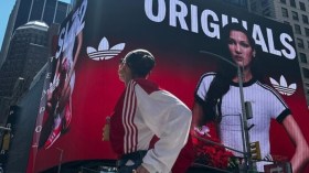 دعوات لمقاطعة “أديداس” عقب استبعادها بيلا حديد وغالاوي يهاجم بصورة صادمة