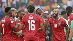 “الفيفا” عاقبت مُنافس الجزائر منذ أقلّ من شهرَين