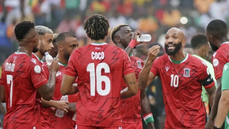 “الفيفا” عاقبت مُنافس الجزائر منذ أقلّ من شهرَين