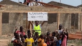 بالفيديو.. وزير الابتسامة الجزائري وقصة تشييد مدرسة قرآنية بساحل العاج