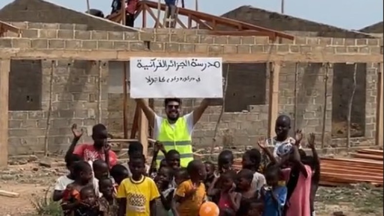 بالفيديو.. وزير الابتسامة الجزائري وقصة تشييد مدرسة قرآنية بساحل العاج