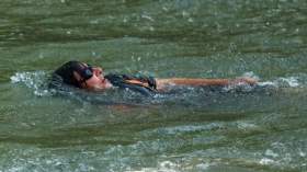 بعد وزيرة الرياضة.. رئيسة بلدية باريس تسبح في نهر السين لتأكيد نظافته (فيديو)