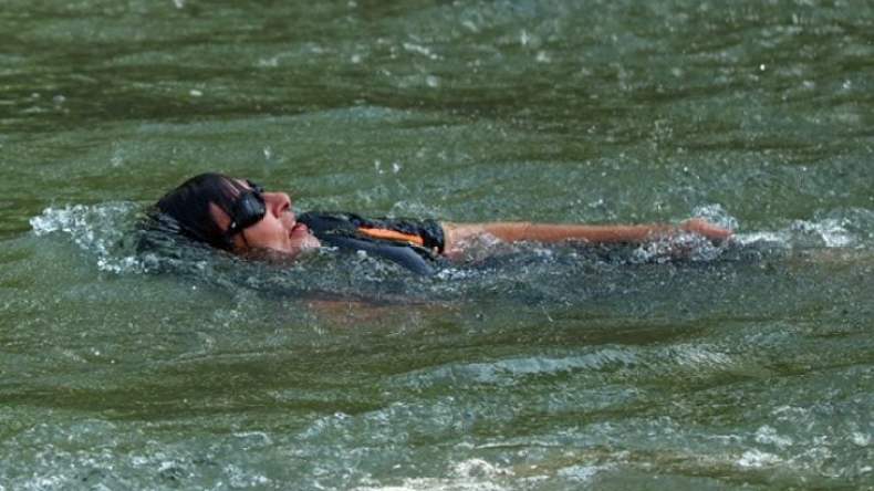 بعد وزيرة الرياضة.. رئيسة بلدية باريس تسبح في نهر السين لتأكيد نظافته (فيديو)