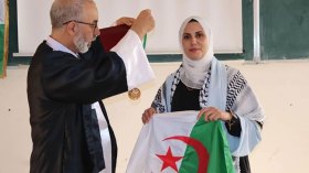 جزائريون يساندون “أروى” الفلسطينية يوم عرض مذكرة تخرجها