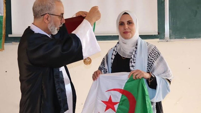 جزائريون يساندون “أروى” الفلسطينية يوم عرض مذكرة تخرجها