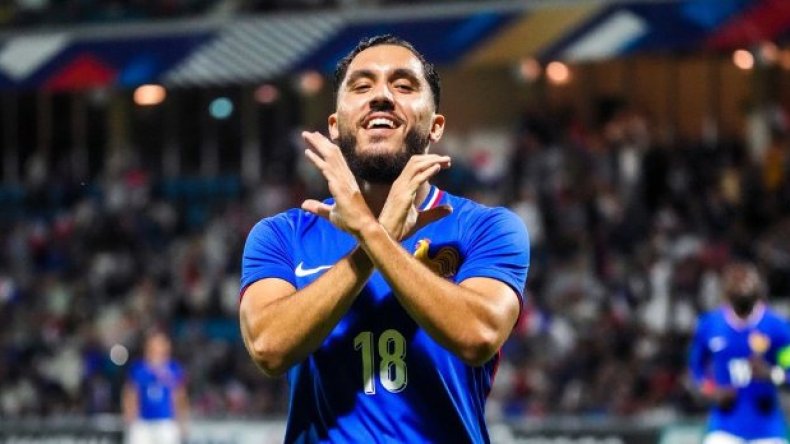 بِالفيديو: شرقي يرفض ترديد”لا مارسييز” وعنصريو فرنسا ينبحون