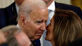 بيلوسي تصدم بايدن بخبر غير سار.. وهكذا رد عليها!