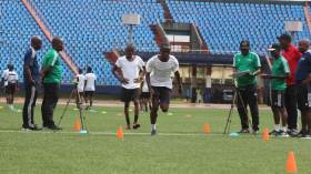 بِالفيديو: “الخضر” سيُواجهون منافسهم في ملعب بِبساط اصطناعي