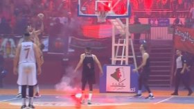 بِالفيديو: أذى المُشاغبين في نهائي كرة السلّة يمتدّ إلى مُصوّر التلفزيون