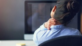 الجلوس لساعات طويلة أمام الكمبيوتر يسبب النفق الرسغي