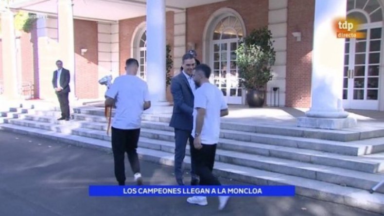 بِالفيديو: كارفاخال يُهين رئيس حكومة إسبانيا بِمُصافحة “فاترة” و”آلية”