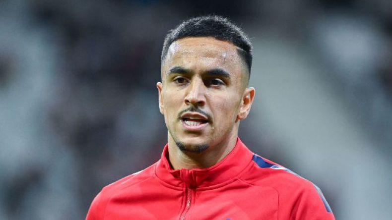 ناديان مُهتمّان بِجلب آدم الوناس