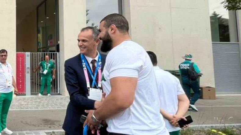 وزير الرياضة يزور مقرّ إقامة الوفد الأولمبي الجزائري بِباريس