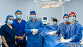 صورة صادمة.. إزالة كتلة شعر ضخمة من بطن شابة بالإكوادور!