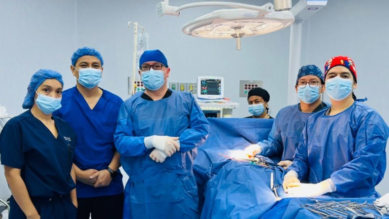 صورة صادمة.. إزالة كتلة شعر ضخمة من بطن شابة بالإكوادور!