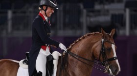 بالفيديو.. فارسة بريطانية في ورطة بسبب تعذيب حصانها!